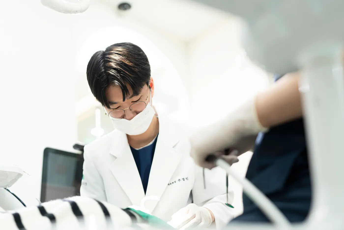 확대경을 쓰고 치아를 치료하는 원장