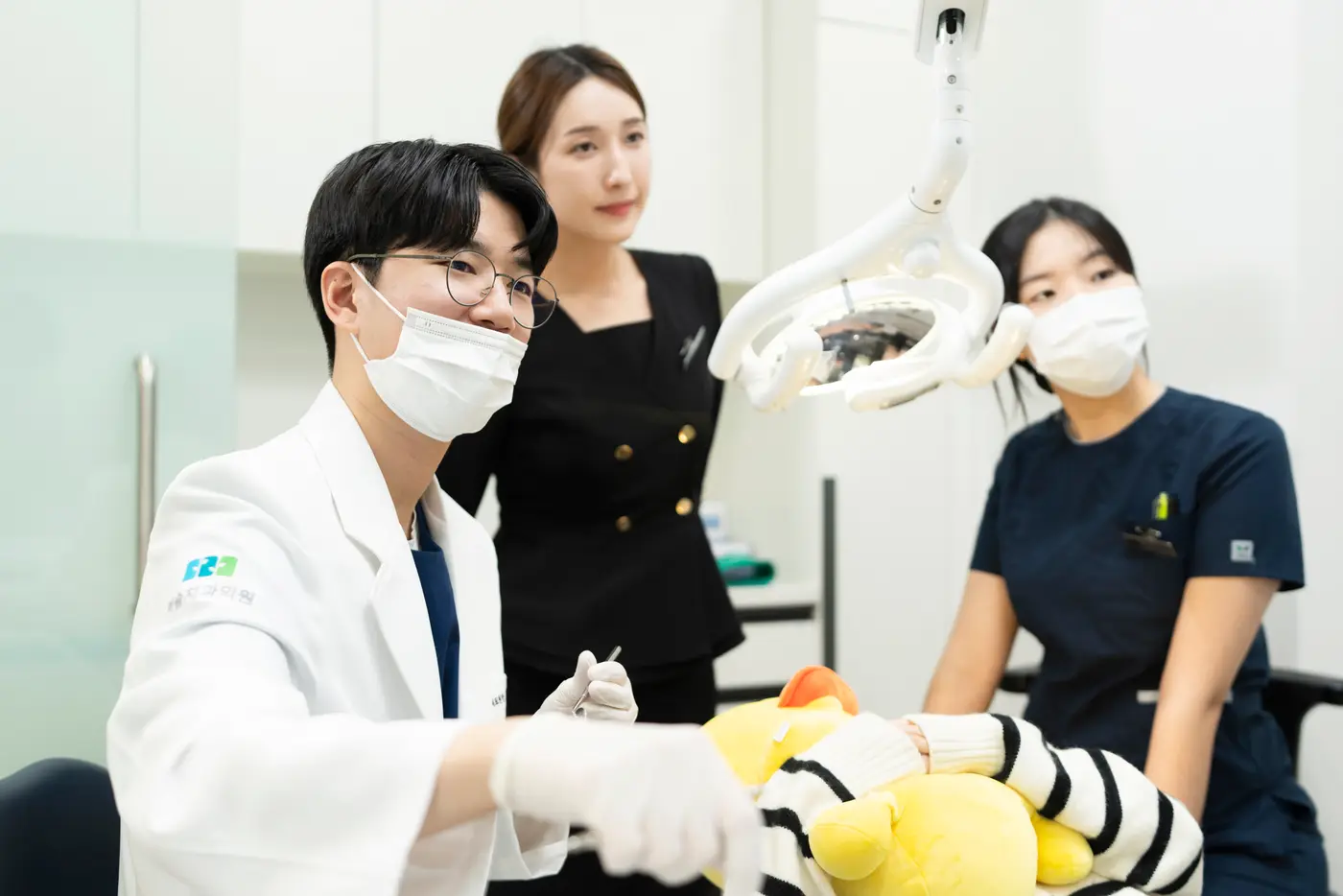 어린이 환자를 진료하는 원장과 직원