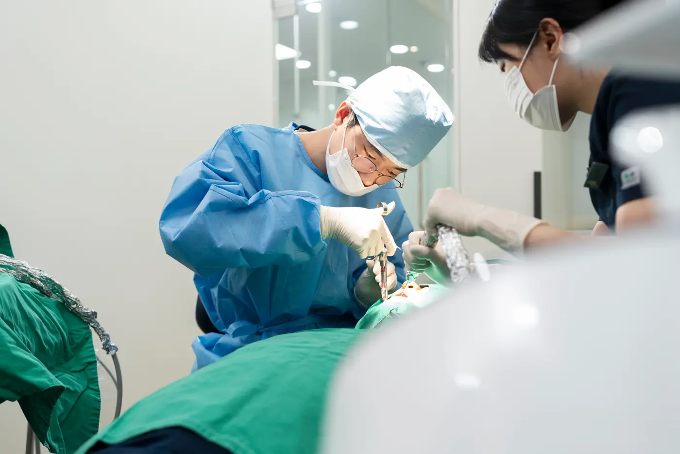 임플란트 수술실에서 수술을 진행하는 원장
