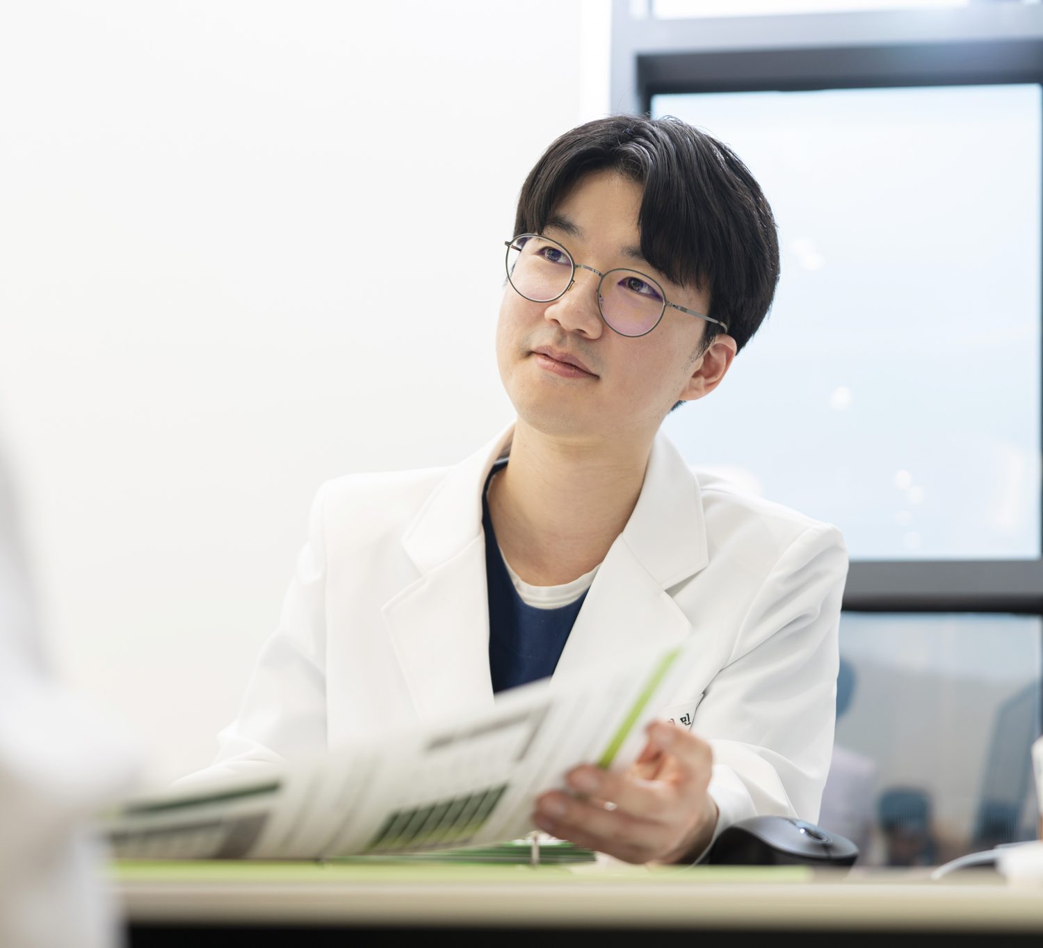 상담 자료를 보며 치료 방법을 설명하는 이숲치과 원장
