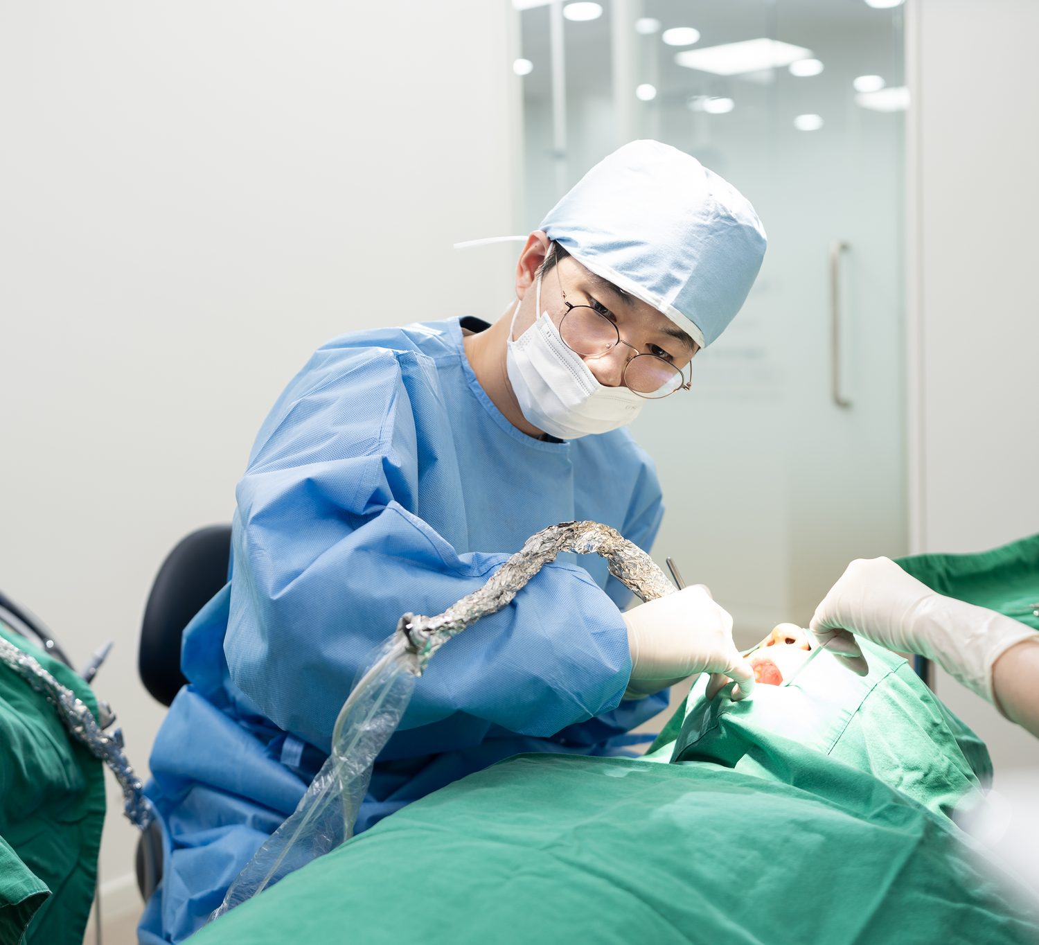 수면진정 하에 임플란트 수술을 진행하는 이숲치과 원장